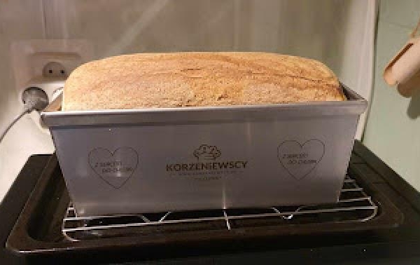 Chleb pszenny z foremki.
