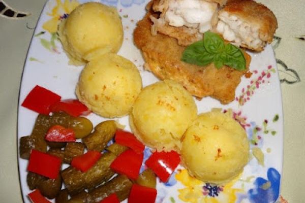 Smażona Miruna, ziemniaki i marynowane ogórki z papryką.