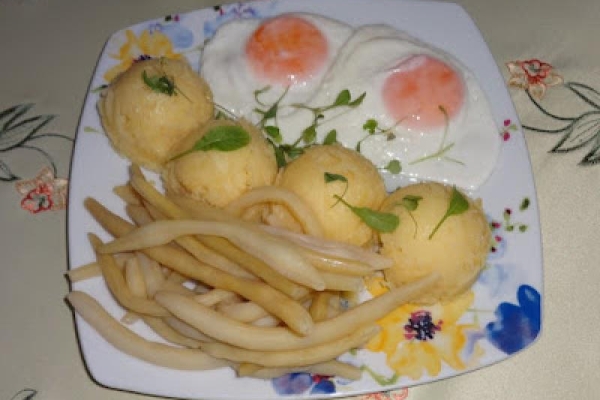 Sadzone jajka, ziemniaki i fasolka szparagowa.