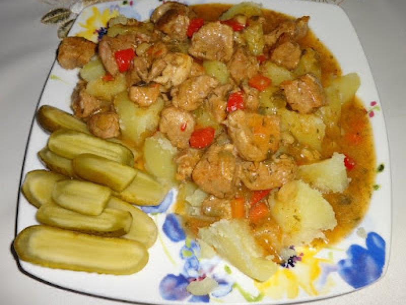 Gulasz wieprzowy, ziemniaki i kiszone ogóreczki.