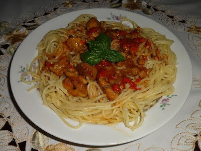 Makaron spaghetti z sosem wieprzowym.