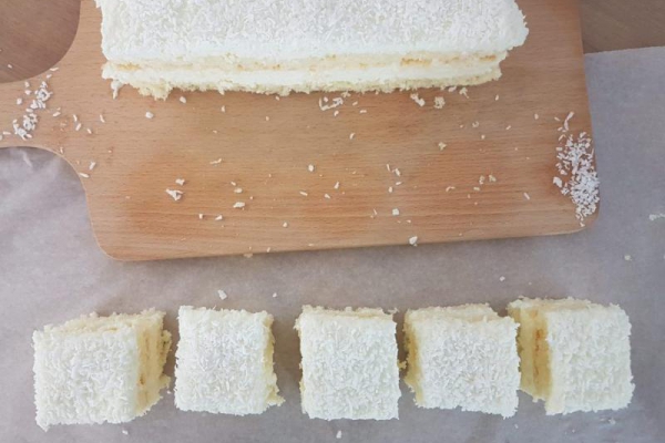 Ciasto kokosowo-cytrynowe – lekkie i orzeźwiające