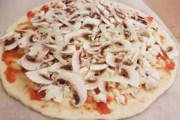 Najlepsza domowa pizza – bardzo prosty i szybki przepis
