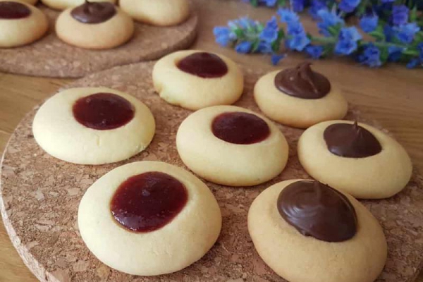 Kruche ciasteczka “oczka” z dżemem lub nutellą
