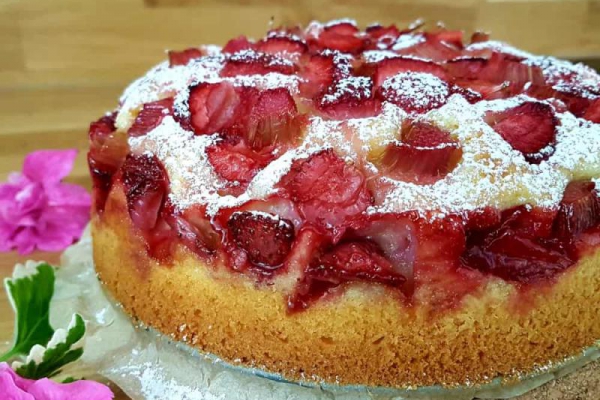 Mega pulchne ciasto z truskawkami i rabarbarem