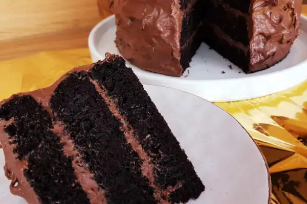 Tort czekoladowy – najlepsze ciasto czekoladowe z kremem, wilgotne i intensywnie czekoladowe