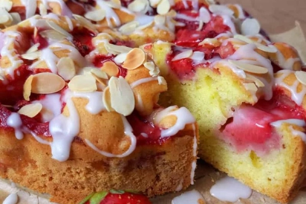Ciasto ucierane z truskawkami – przepis na łatwe ciasto z owocami