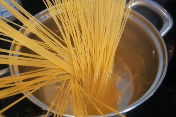 Makaron spaghetti z krewetkami w sosie pomidorowym