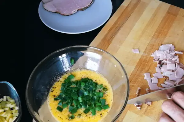Chrupiąca tortilla z jajkiem i szynką