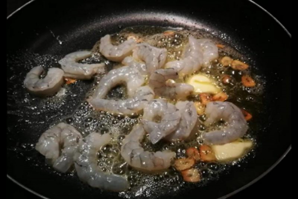 Makaron tagliatelle z krewetkami i pomidorkami