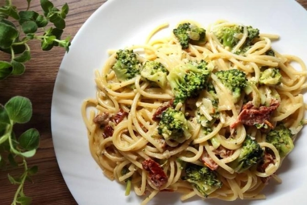 Spaghetti z brokułami i suszonymi pomidorami