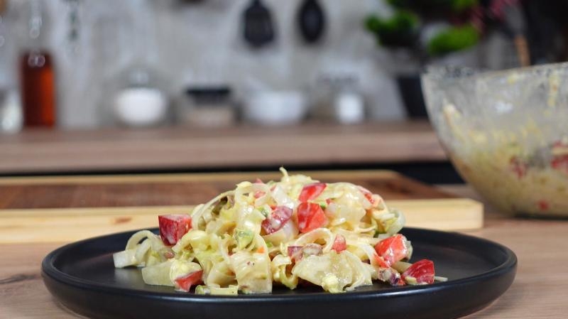 Surówka z pora z curry, ananasa i pistacji