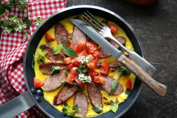 Omlet z kiełbasą podwawelską i świeżymi ziołami