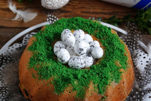 Cytrynowa babka z kolorową posypką