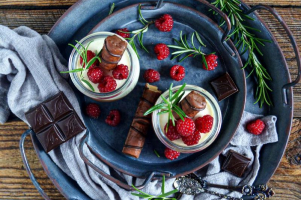 Czekoladowo-rozmarynowa panna cotta z malinami