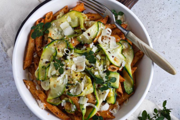 Makaron penne z pesto i cukinią