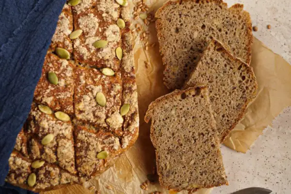 Chleb razowy pszenno-żytni na zakwasie pieczony w garnku