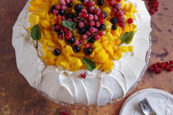 Pavlova, beza z owocami