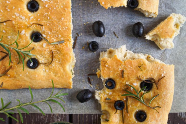 Focaccia z oliwkami i rozmarynem