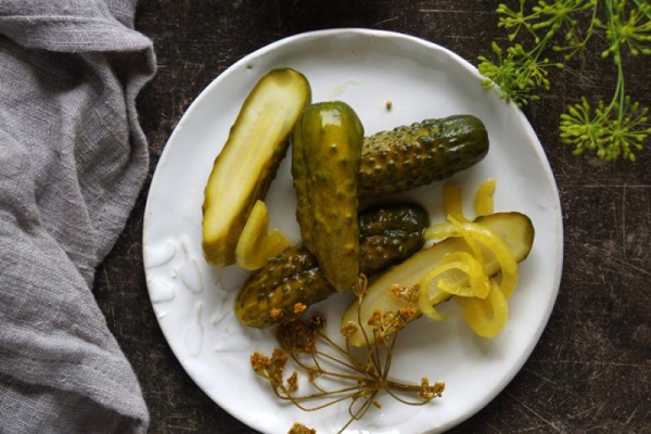 Szybkie ogórki w occie z kurkumą