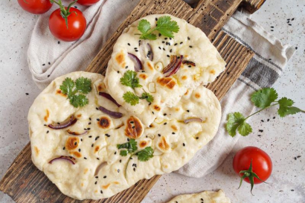 Chlebki naan z czosnkiem