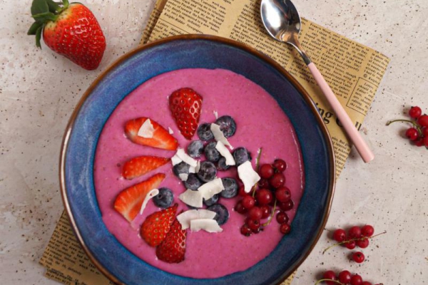 Owsiane smoothie bowl z burakiem i owocami