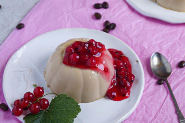 Kawowa panna cotta z owocowym sosem