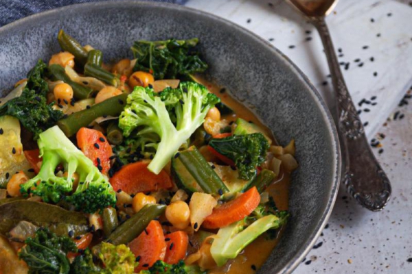 Curry z ciecierzycą i jarmużem