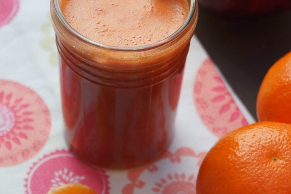 Świeży sok jabłkowo-marchewkowy z granatem i mandarynką