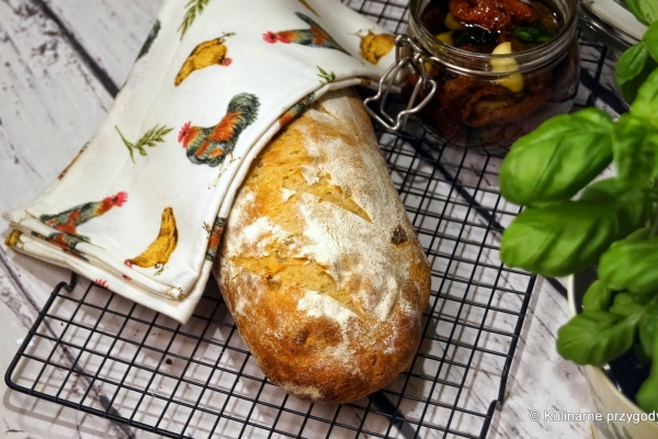 Wiejski chleb francuski z suszonymi pomidorami 