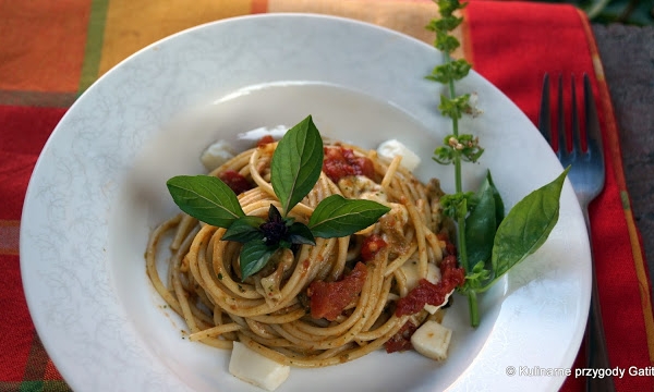 Spaghetti z pieczonymi pomidorami i pesto