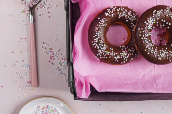 Pieczone donuty z polewą czekoladową