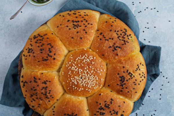 Drożdżowe bułeczki z pesto z czosnkiem niedźwiedzim