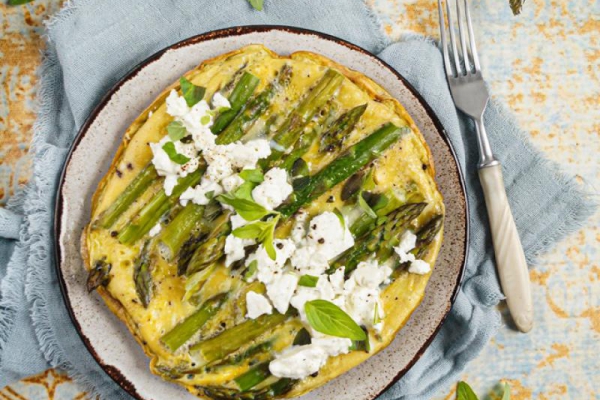 Omlet ze szparagami i serem feta