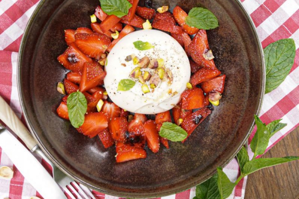 Burrata z truskawkami i pistacjami