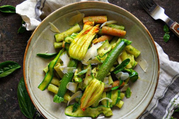 Makaron z kwiatami cukinii i pesto
