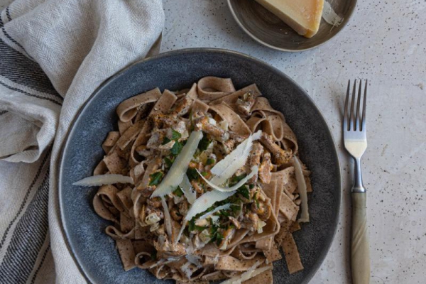 Orkiszowe tagliatelle z kurkami w śmietanie