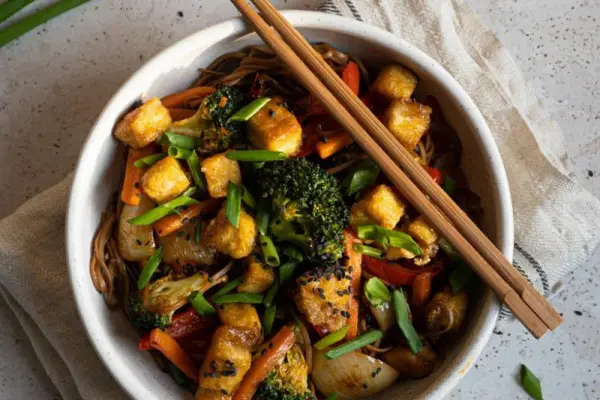 Smażone tofu z warzywami i makaronem soba