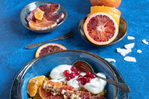 Pomarańczowa owsianka z jogurtem i orzechami