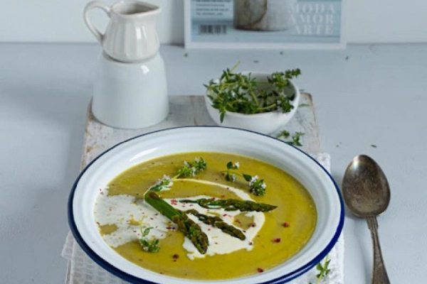 Szybka zupa krem z zielonych  szparagów