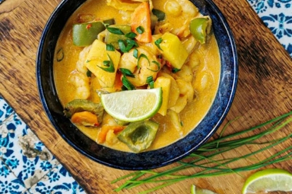 Curry z krewetkami i ananasem