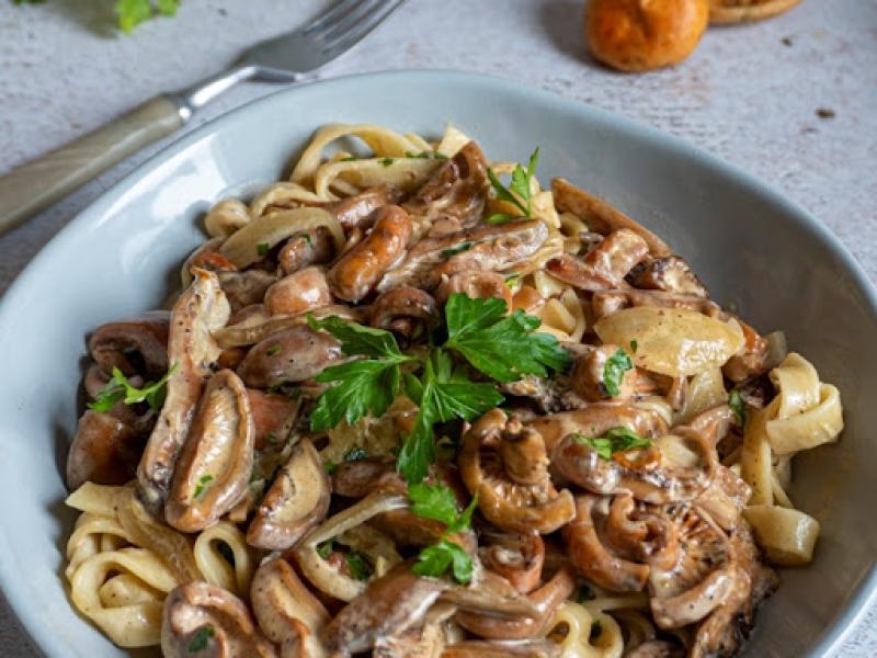 Rydze w sosie z mascarpone z makaronem