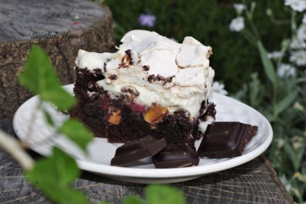 Brownie z truskawkami, bitą śmietaną i bezą.