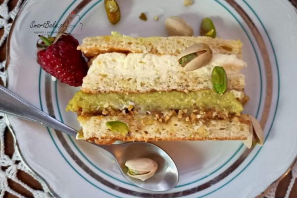 Ciasto migdałowe z kremem z pistacji, limonki i prażynką.