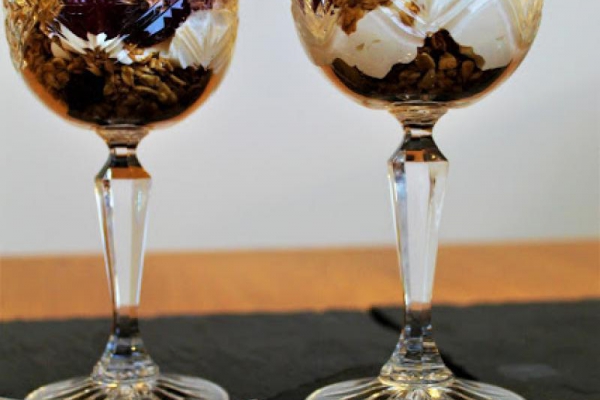 Cranachan tradycyjny szkocki deser z malinami i whisky.