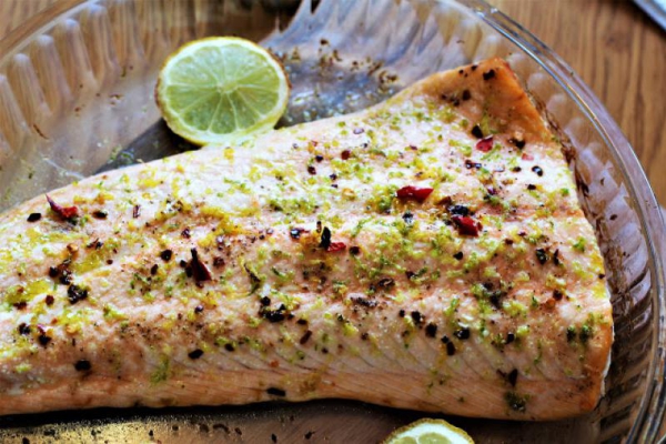 Pikantny łosoś z surówką skandynawską / Spicy salmon with Scandinavian salad