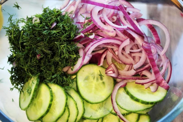 Sałatka z ogórka, czerwonej cebuli i koperku / Salad with cucumber, red onion and dill