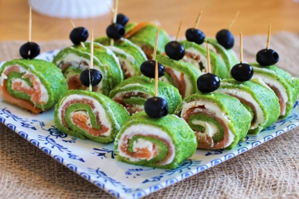 Naleśnikowe roladki z wędzonym łososiem i białym kremowym serkiem / Pancake rolls with smoked salmon & white creamy cheese
