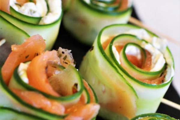 Roladki z wędzonego łososia i ogórka / Smoked salmon and cucumber rolls