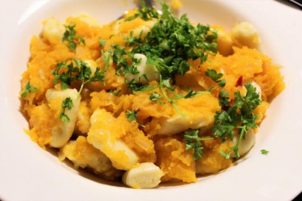 Kopytka a’la ganacci w sosie z dyni piżmowej / Polish Kopytka a la ganacci in butternut squash sauce